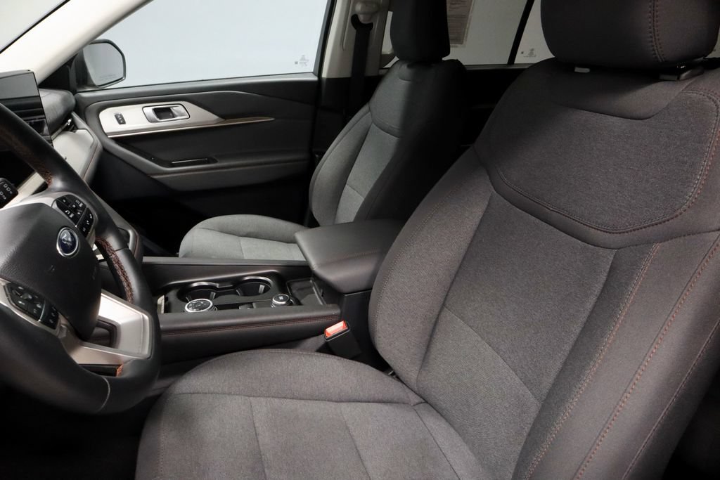 Used 2025 Ford Explorer Active AWD/4WD image 26