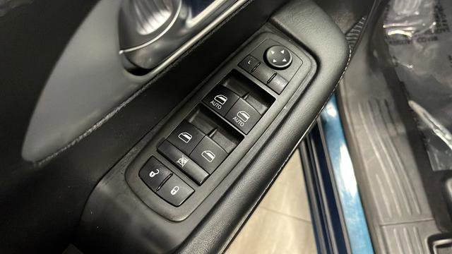 Used 2024 Chrysler Pacifica Select image 21