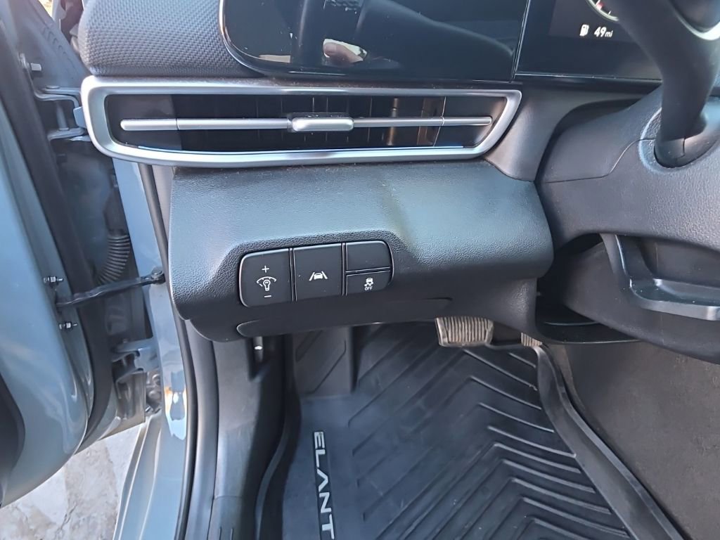 Used 2023 Hyundai Elantra Limited image 17