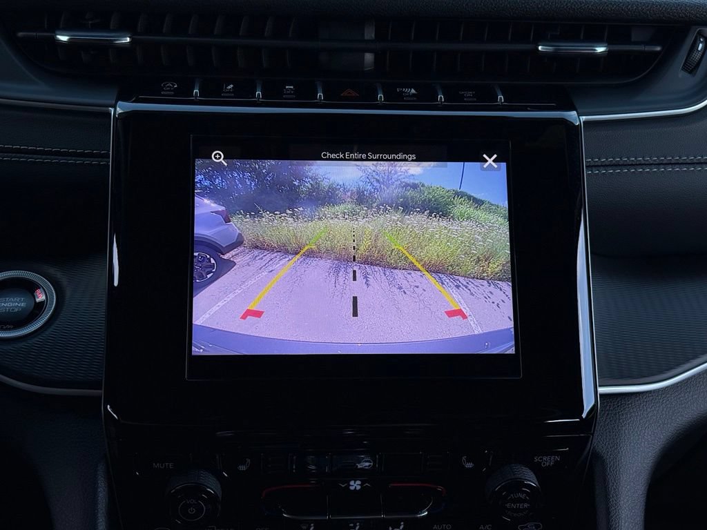 Used 2025 Jeep Grand Cherokee 4WD image 40