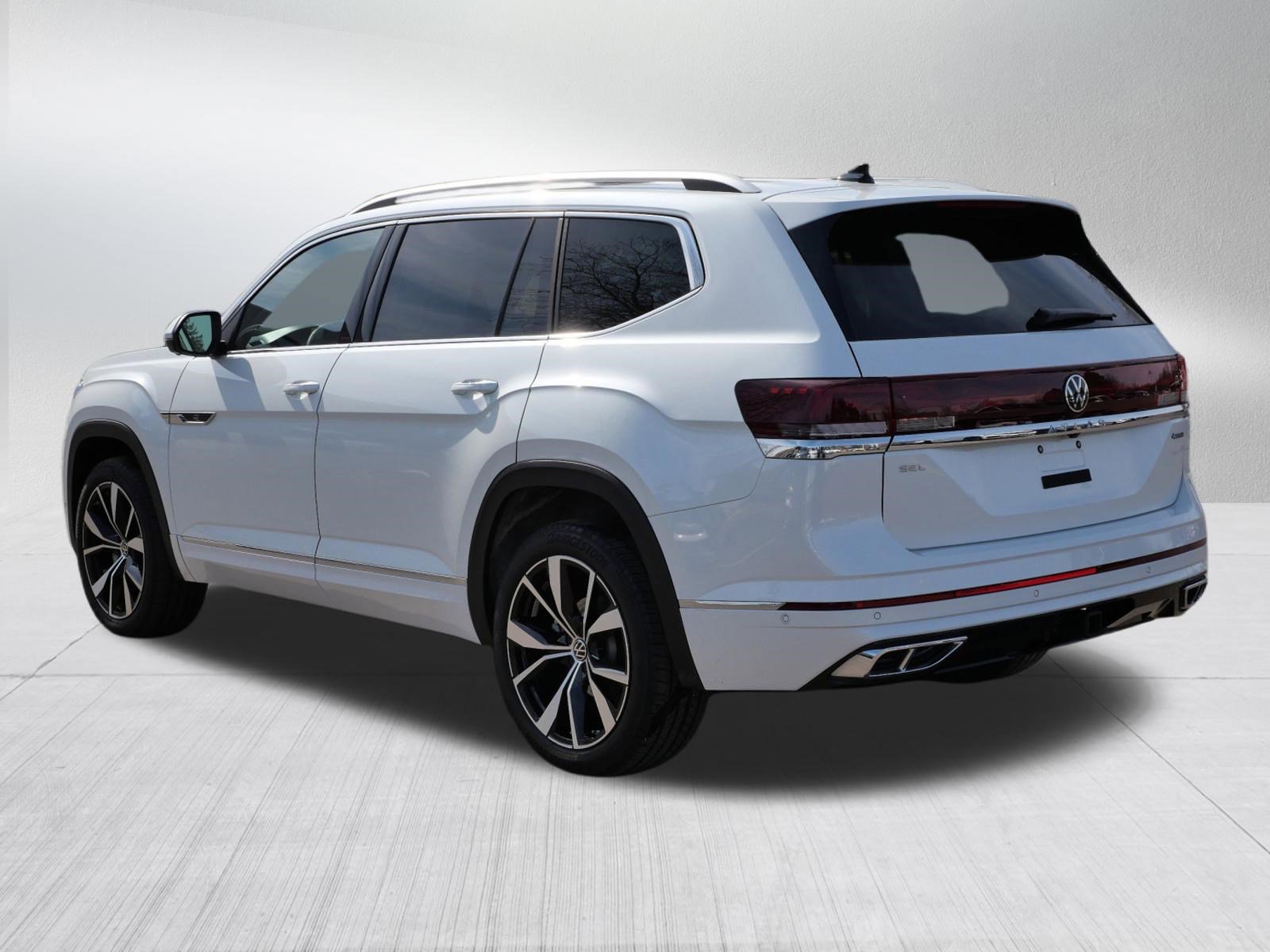 Certified 2024 Volkswagen Atlas SEL Premium R-Line image 5