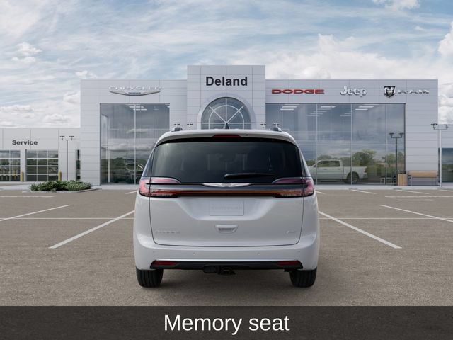 New 2026 Chrysler Pacifica Pinnacle w/ Trailer Tow Group AWD/4WD image 8