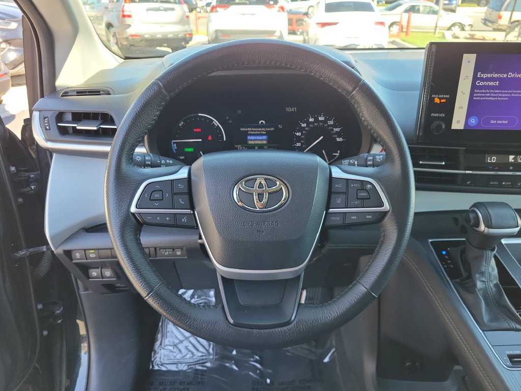 Used 2025 Toyota Sienna XLE FWD image 27