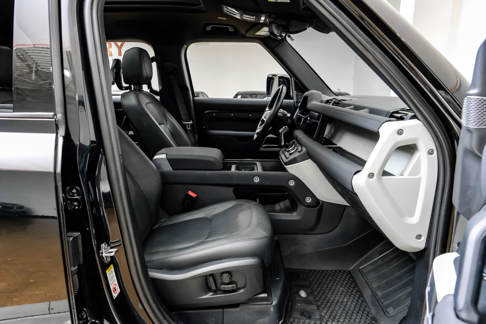 Used 2023 Land Rover Defender 110 SE image 36