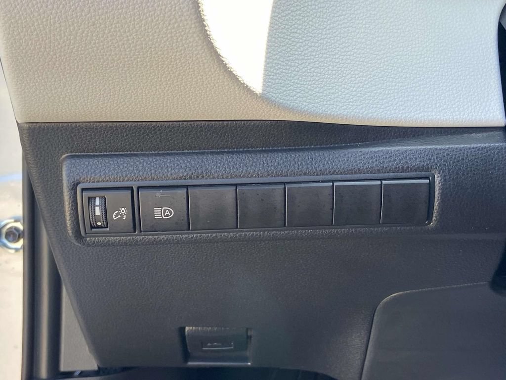 Used 2025 Toyota Corolla SE FWD image 27