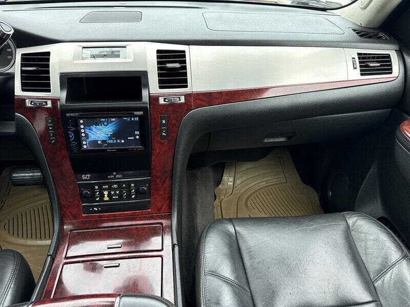 Used 2011 Cadillac Escalade AWD w/ Touring Package image 27