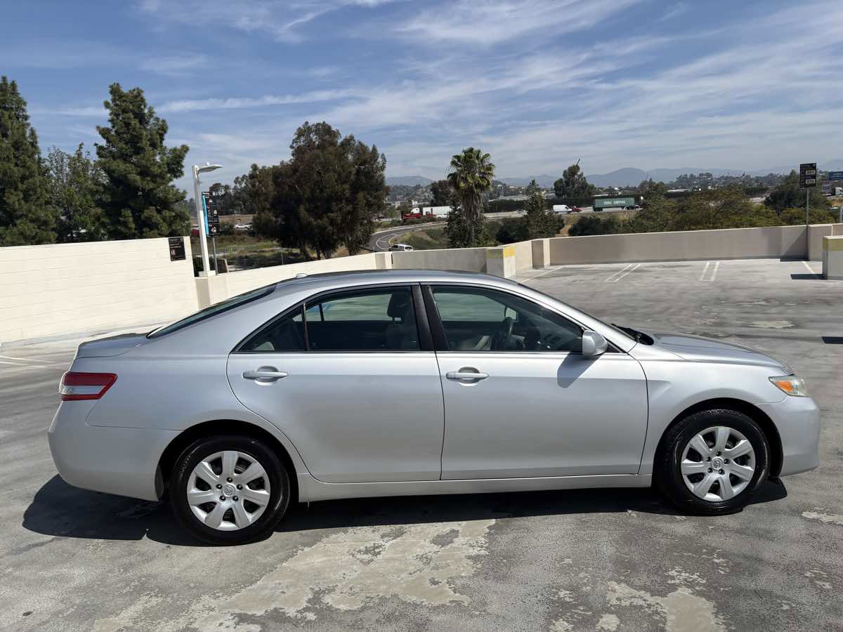 Used 2011 Toyota Camry LE image 25