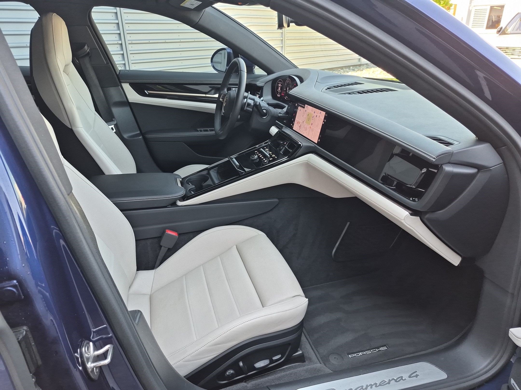 Used 2024 Porsche Panamera image 31