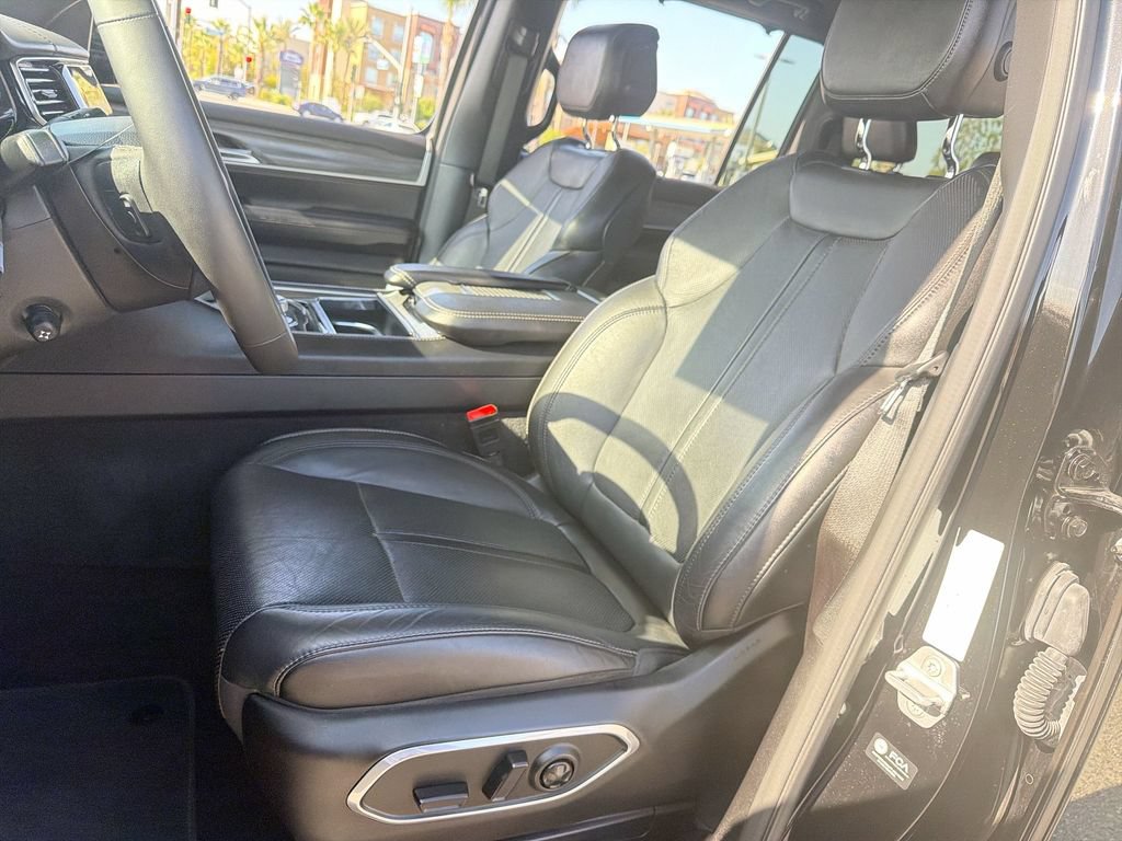 Used 2023 Jeep Wagoneer L Series III w/ Premium Group I RWD image 13
