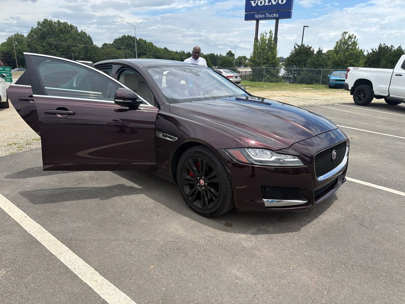 Used 2016 Jaguar XF Premium RWD image 3