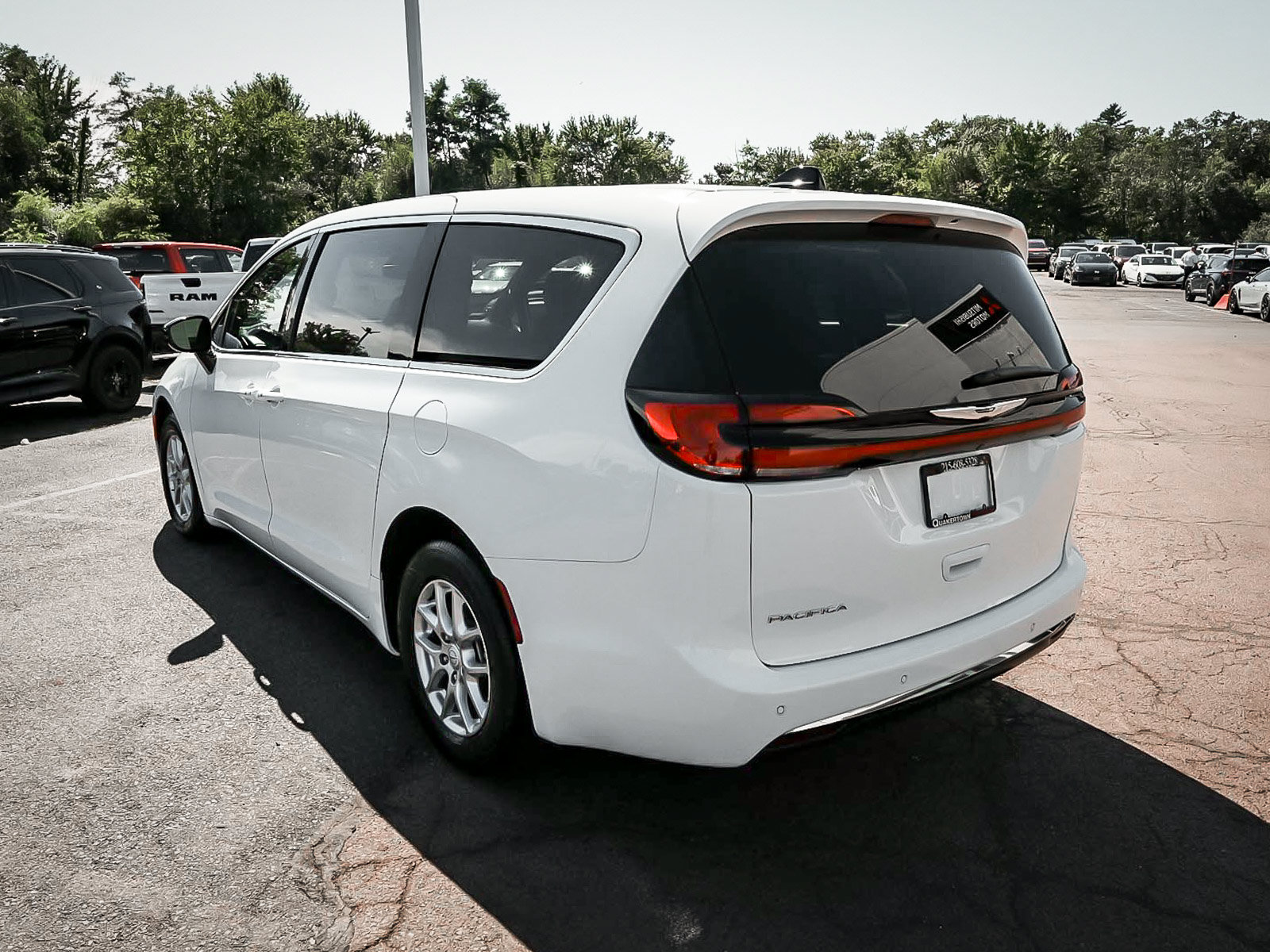 Used 2026 Chrysler Pacifica Select FWD image 4