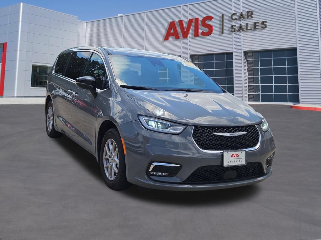 Used 2025 Chrysler Pacifica Select FWD image 9