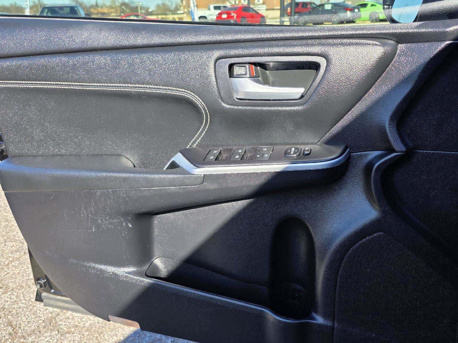 Used 2015 Toyota Camry XLE image 38