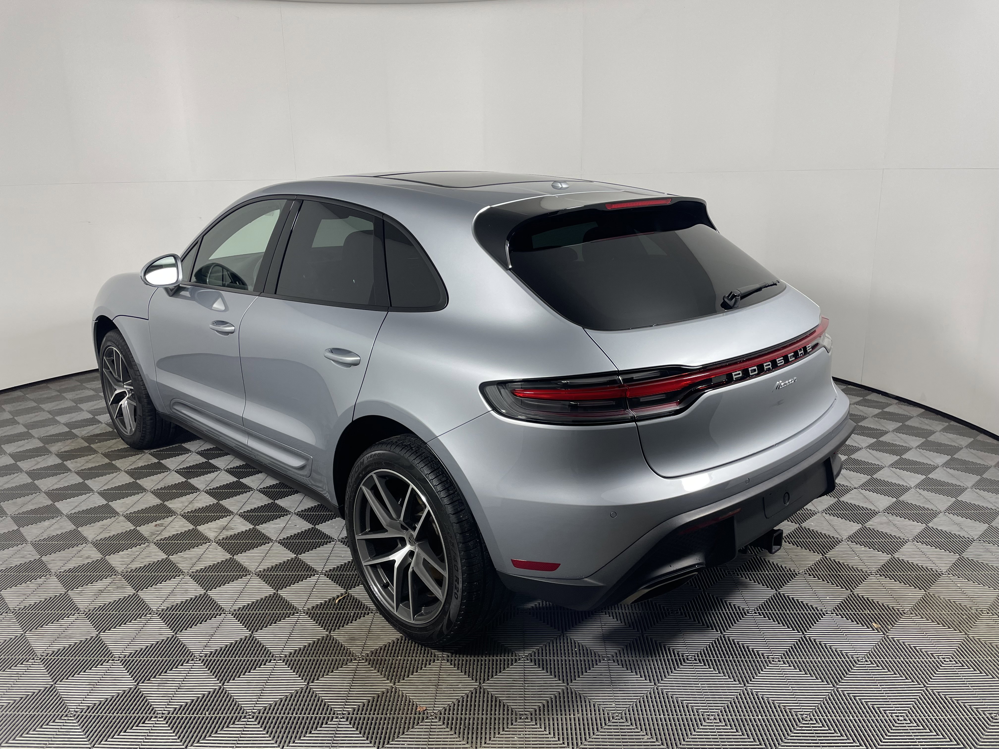 Used 2025 Porsche Macan image 3