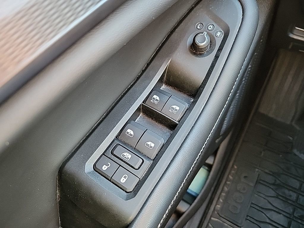 Used 2025 Jeep Grand Cherokee Altitude AWD/4WD image 26