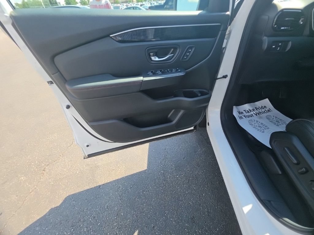 Certified 2025 Honda Pilot Black Edition image 13