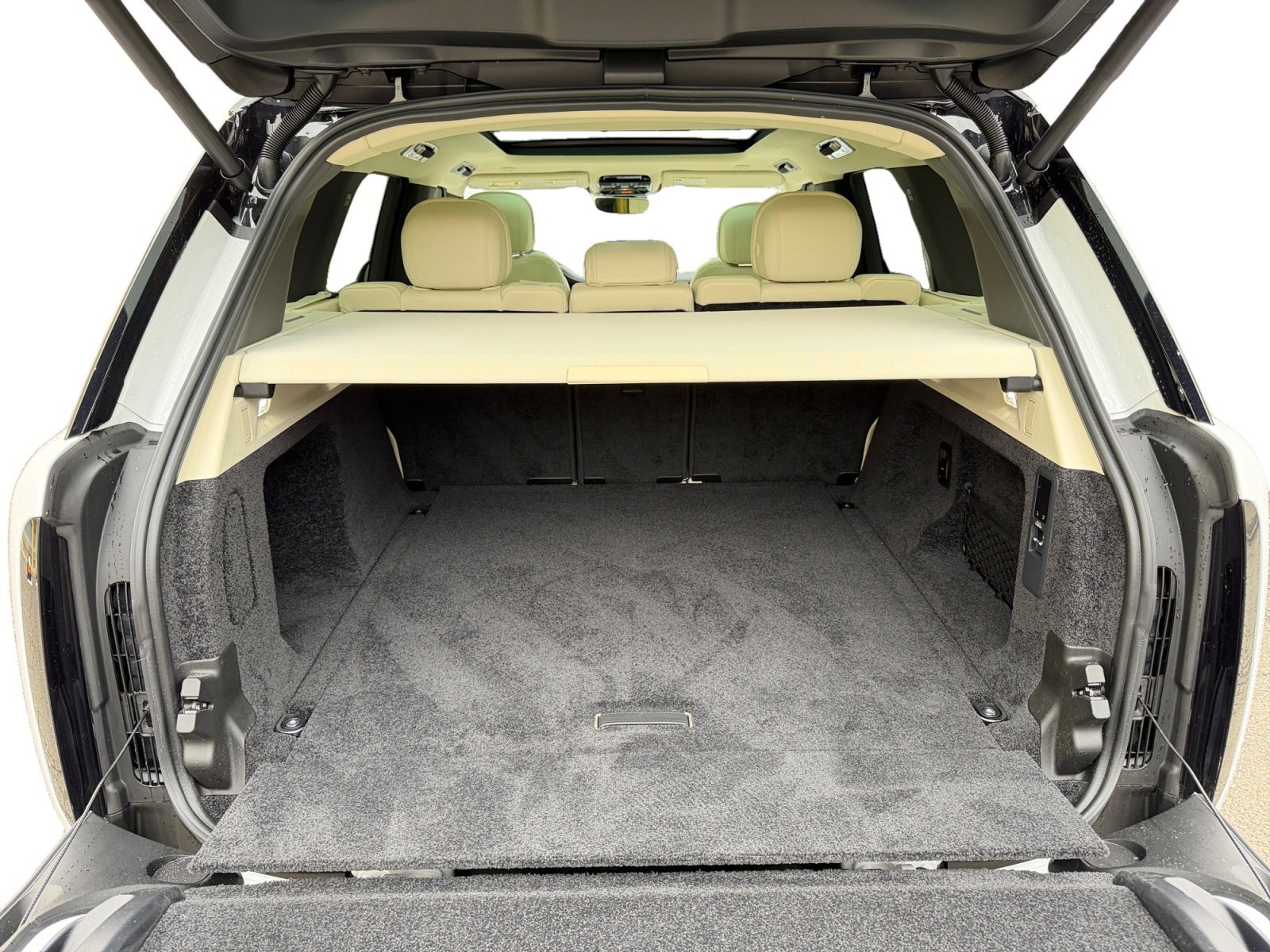 Used 2025 Land Rover Range Rover SE image 25