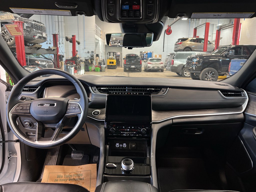 Used 2025 Jeep Grand Cherokee Limited w/ Luxury Tech Group II image 20