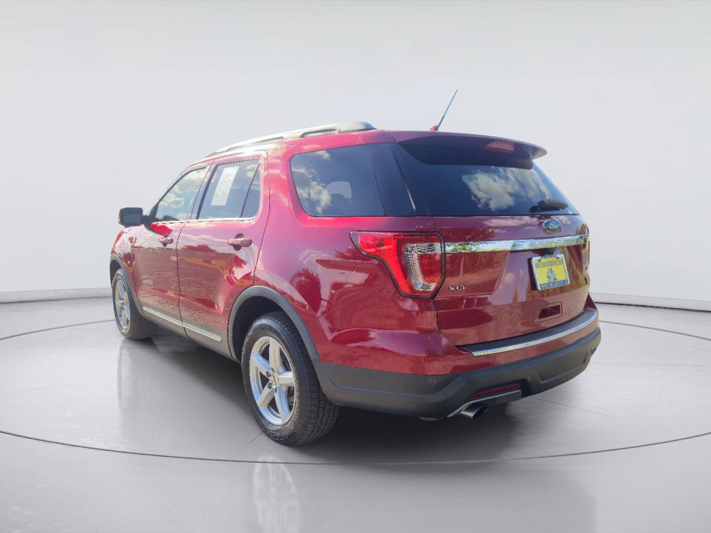 Used 2018 Ford Explorer XLT w/ Equipment Group 202A FWD image 3