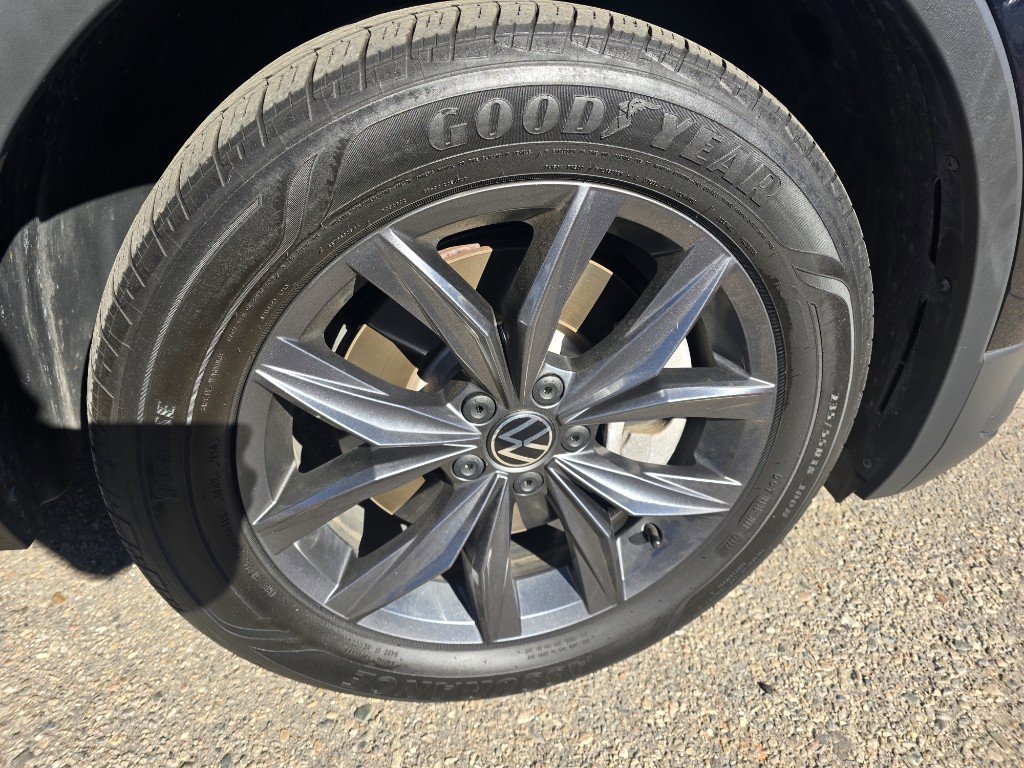 Used 2022 Volkswagen Tiguan SE w/ Panoramic Sunroof Package image 8