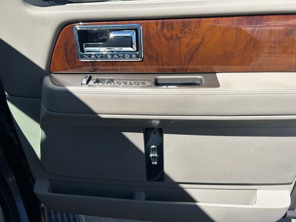 Used 2014 Lincoln Navigator 4WD image 29