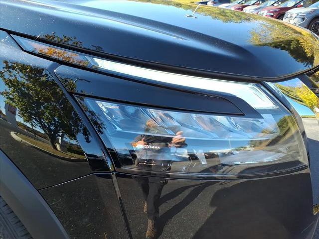 Certified 2025 Nissan Pathfinder SV image 2