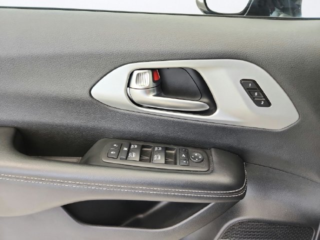 Used 2025 Chrysler Pacifica Limited FWD image 22