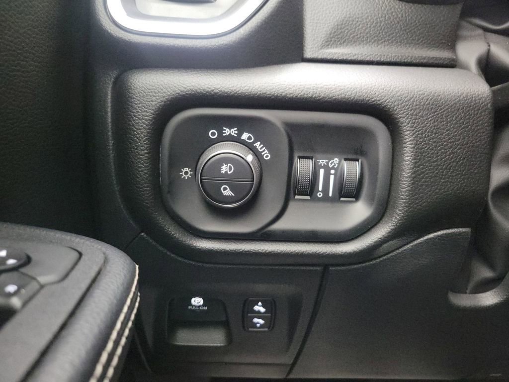 Used 2025 RAM 1500 Laramie AWD/4WD image 13