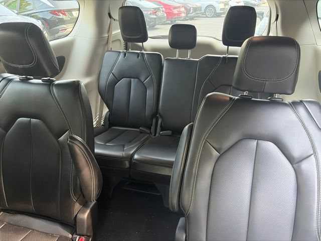 Used 2023 Chrysler Pacifica Touring-L FWD image 10