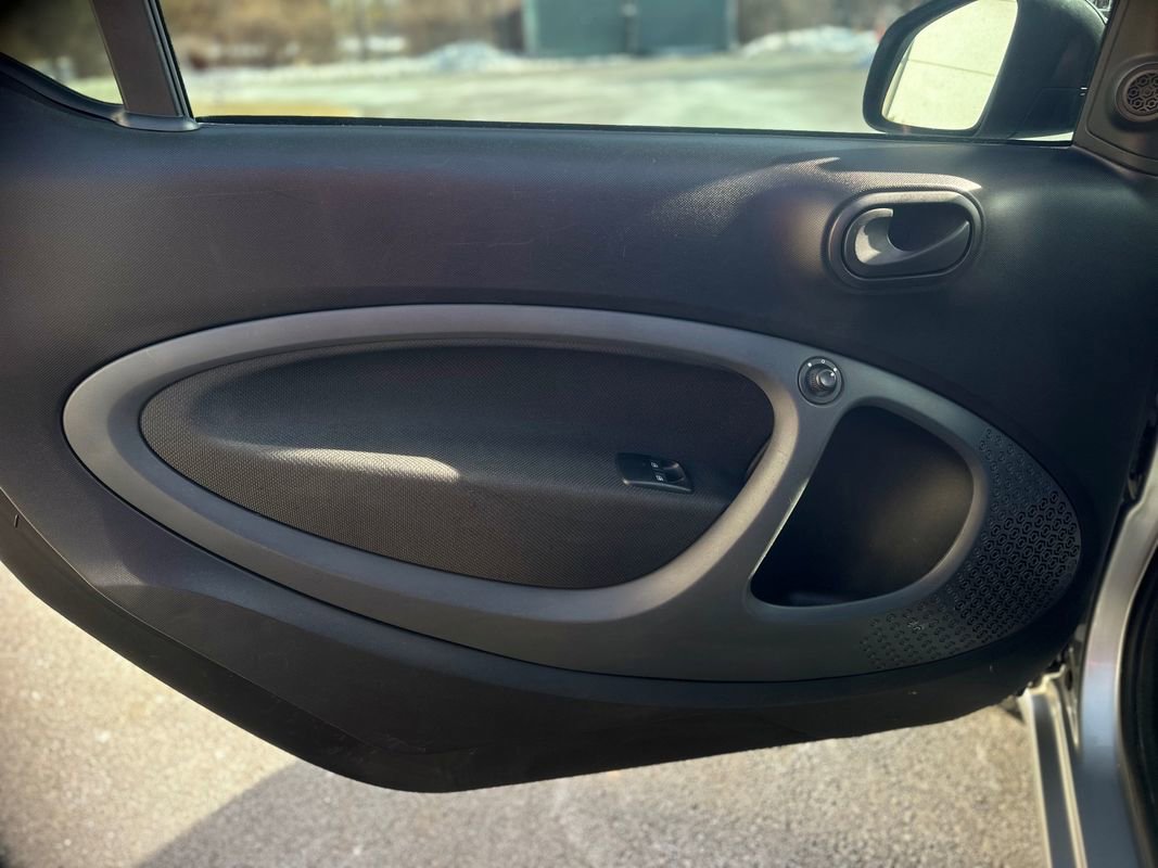 Used 2017 smart fortwo pure image 17