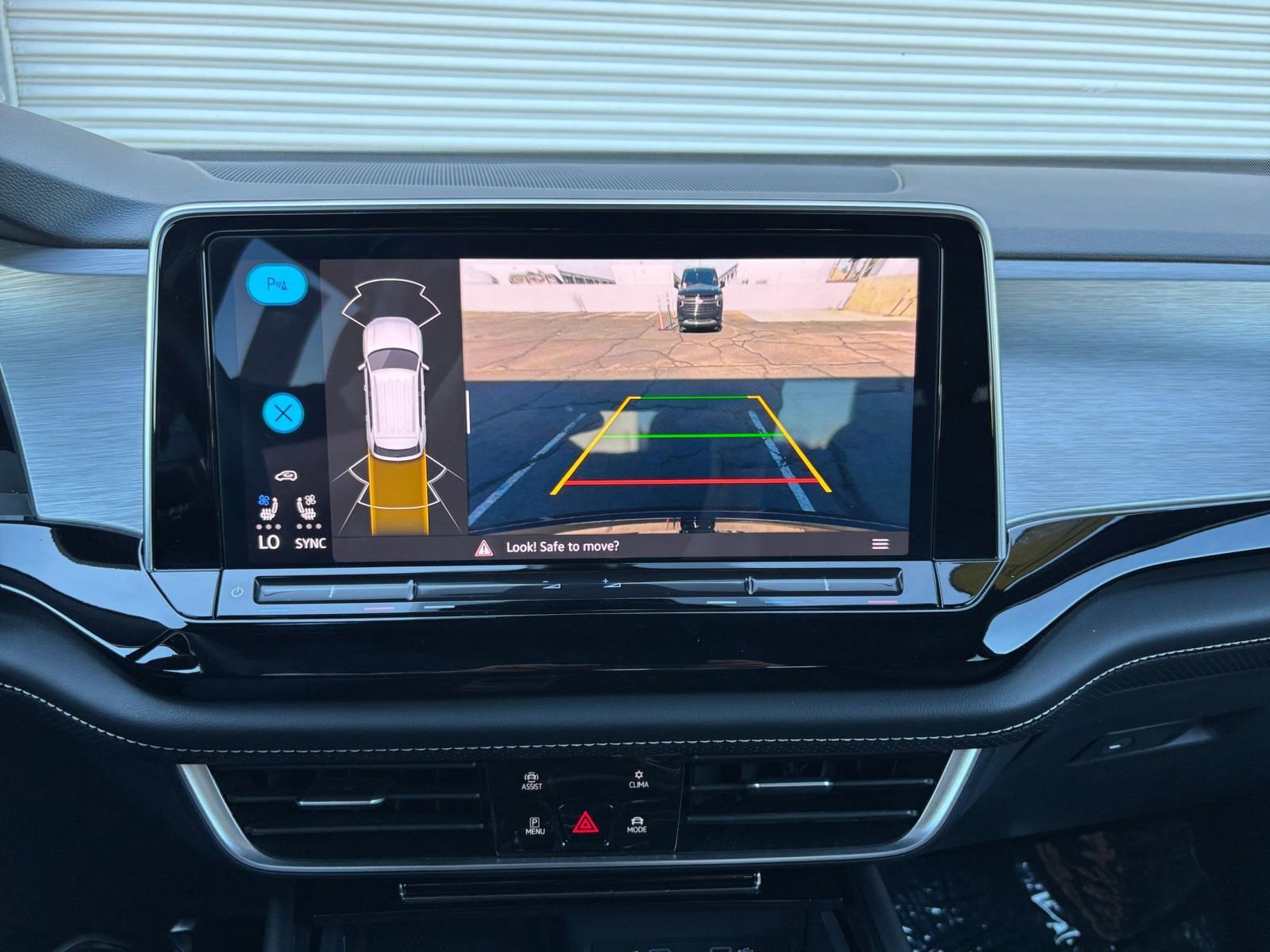 Used 2024 Volkswagen Atlas Cross Sport SE image 18