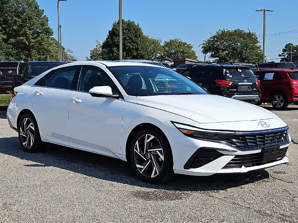 Used 2025 Hyundai Elantra SEL FWD image 3