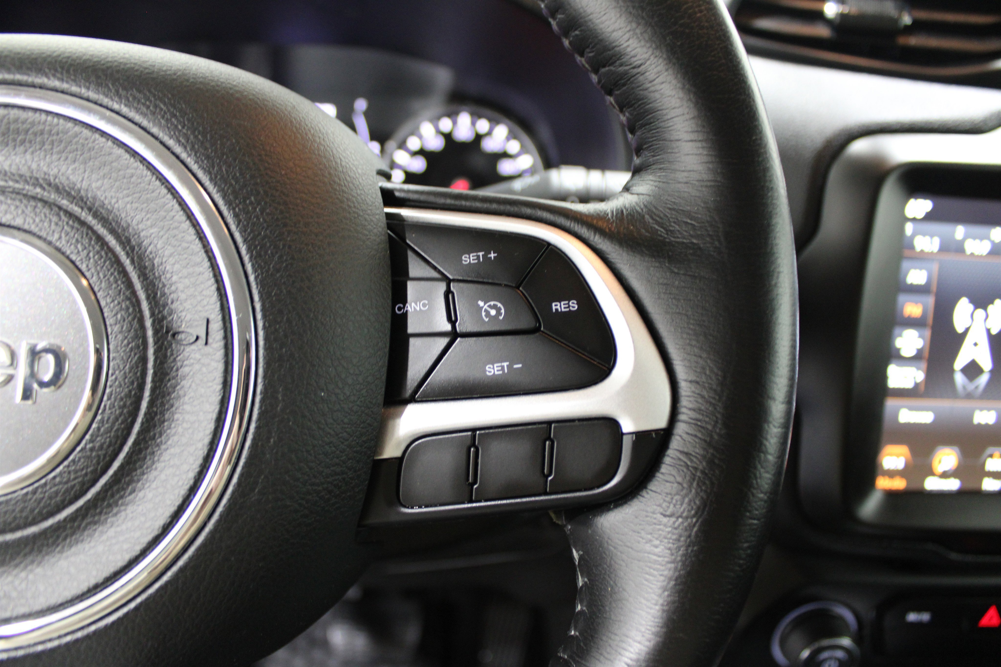 Used 2023 Jeep Renegade Latitude w/ Premium Group image 11