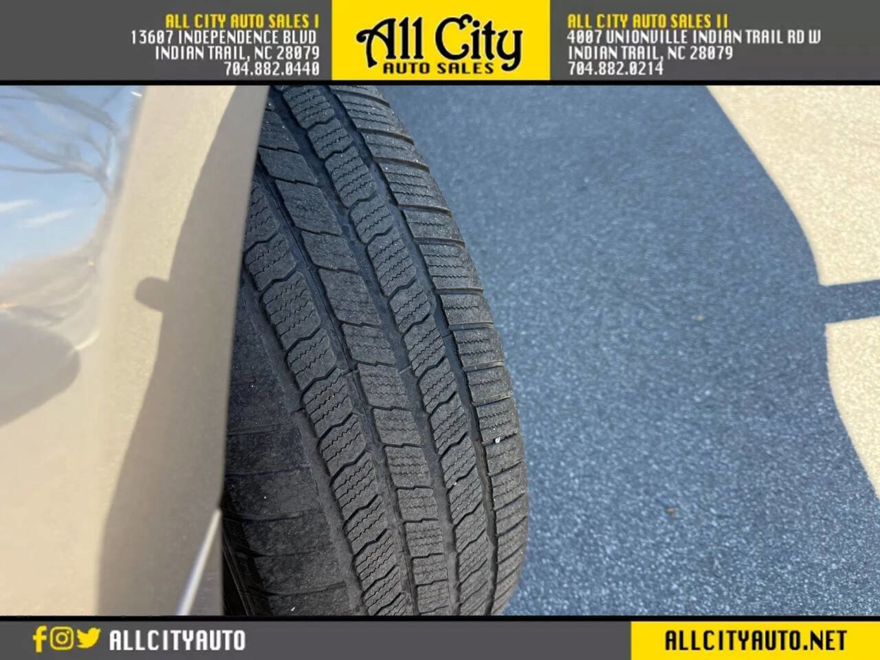 Used 2011 GMC Yukon XL SLT w/ SLT-2 Equipment Package RWD image 34