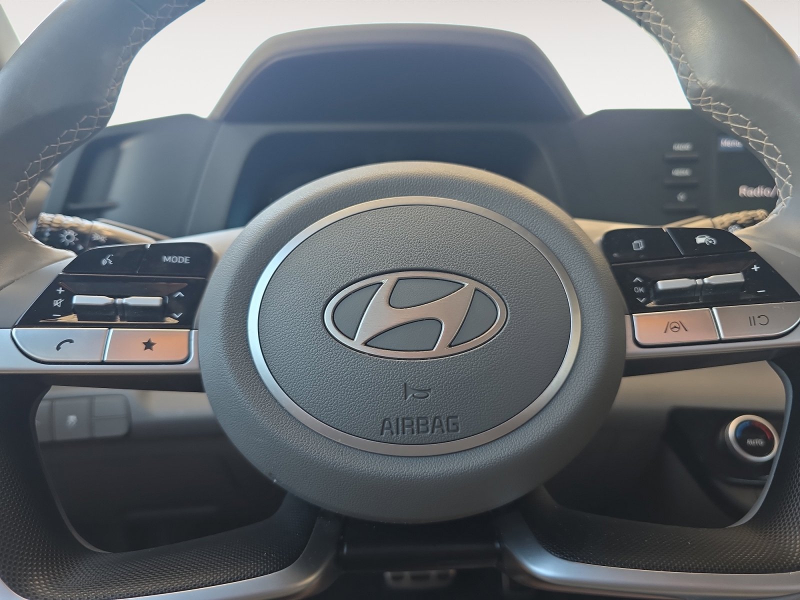 Used 2025 Hyundai Elantra Sport FWD image 11