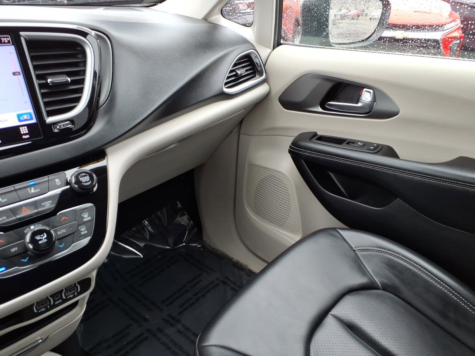 Used 2023 Chrysler Pacifica Touring-L image 23