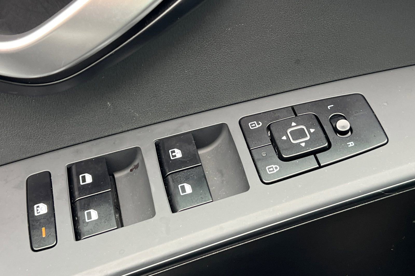 Used 2025 Kia Niro LX image 12