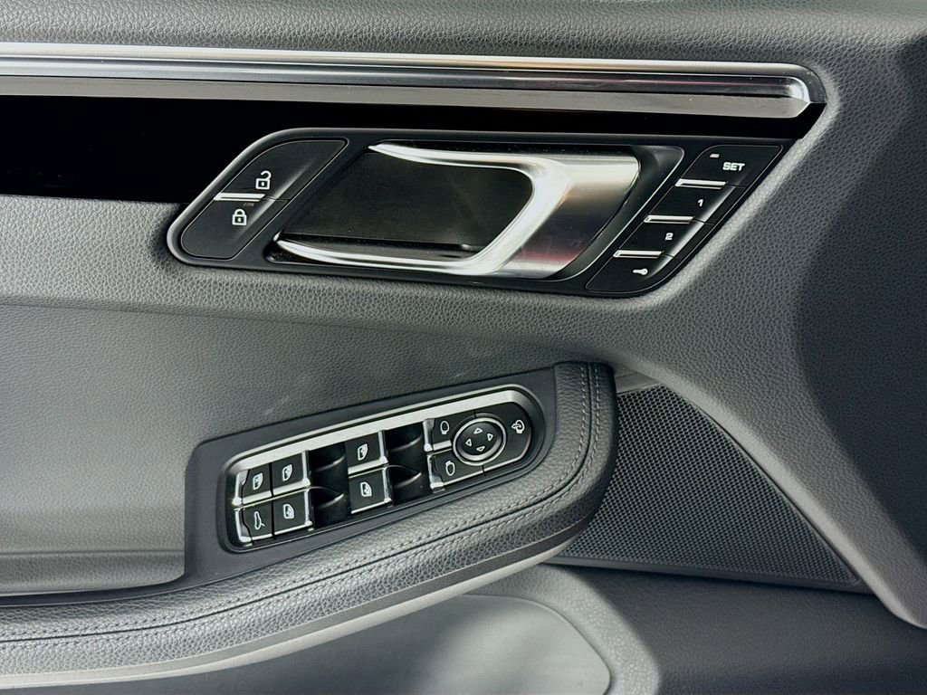 Certified 2025 Porsche Macan AWD/4WD image 11