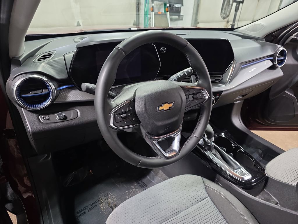 Used 2025 Chevrolet Trax LT w/ LT Convenience Package image 15