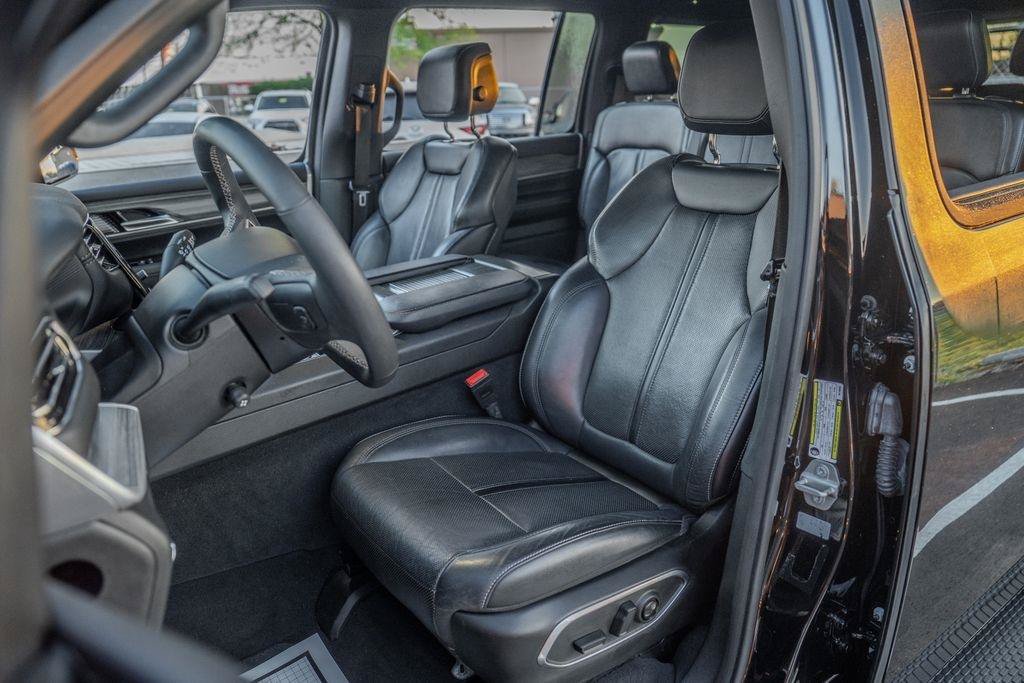 Used 2024 Jeep Wagoneer L Series II w/ Flexible Seating Group AWD/4WD image 16