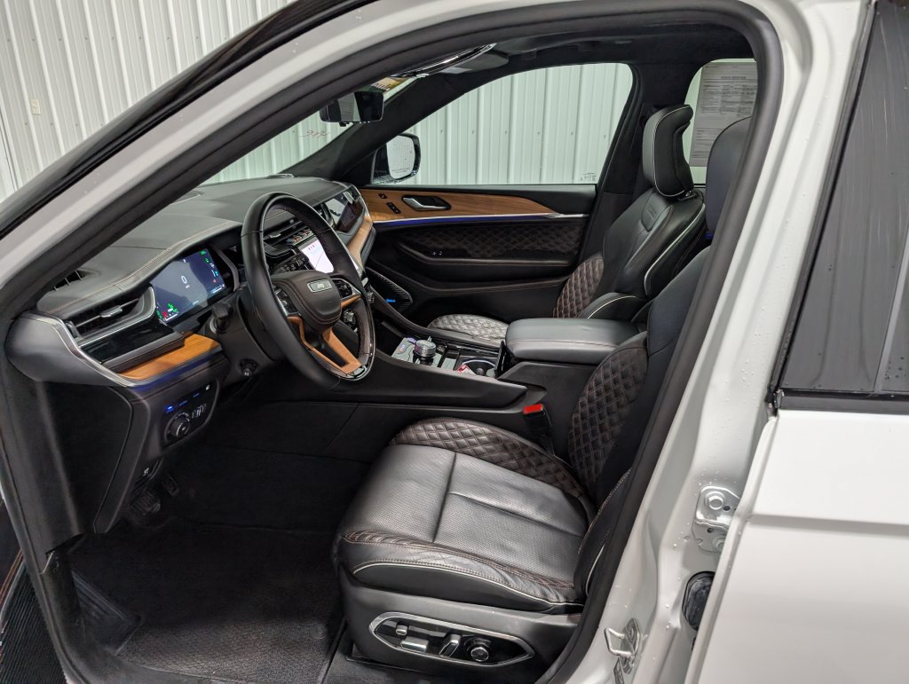 Used 2022 Jeep Grand Cherokee Summit AWD/4WD image 16