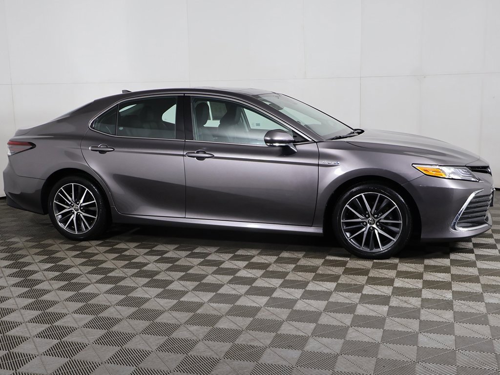 Used 2021 Toyota Camry XLE w/ Navigation Upgrade Package image 16