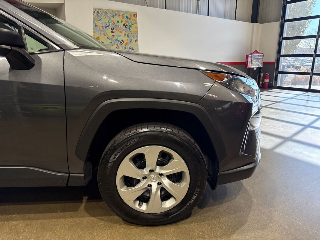 Used 2021 Toyota RAV4 LE AWD/4WD image 29
