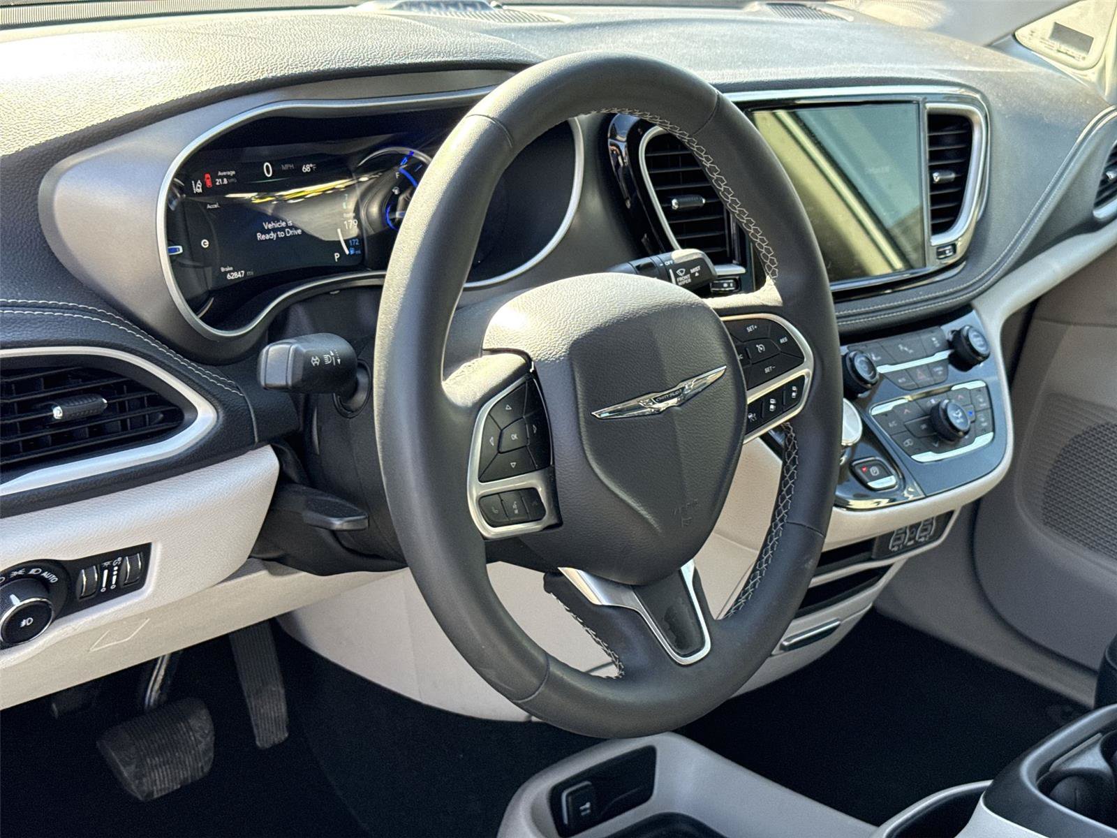 Used 2023 Chrysler Pacifica Touring-L FWD image 9