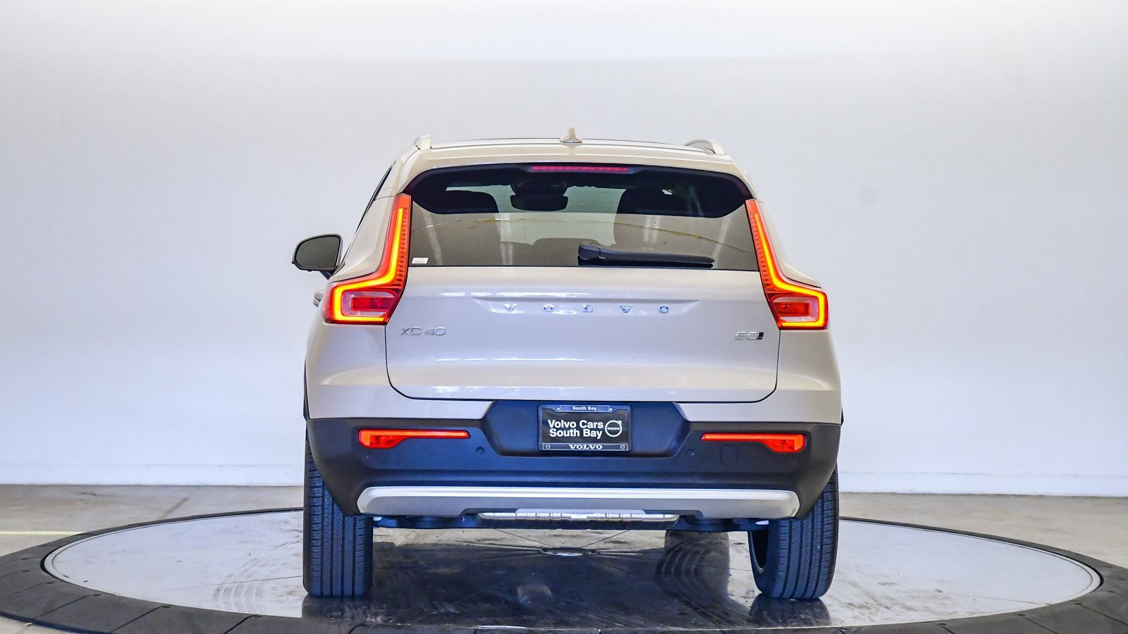 Certified 2025 Volvo XC40 B5 Plus w/ Climate Package image 3
