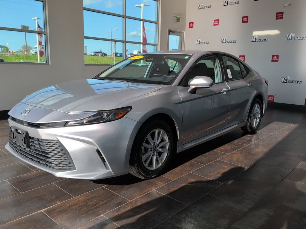 Used 2025 Toyota Camry LE FWD image 4