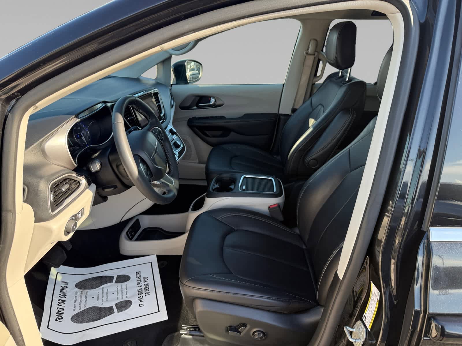 Used 2023 Chrysler Pacifica Touring-L FWD image 11