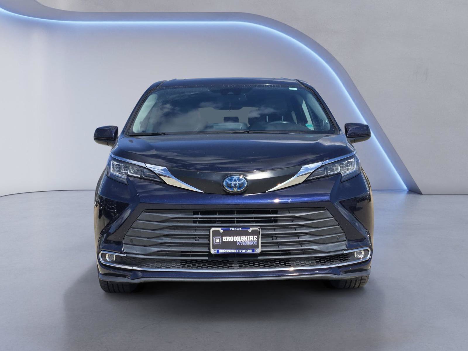 Used 2022 Toyota Sienna XLE w/ XLE Plus Package AWD/4WD image 2