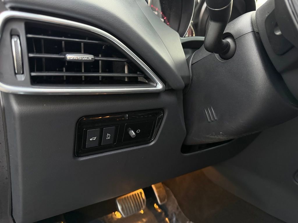 Used 2020 Jaguar F-PACE Premium image 15