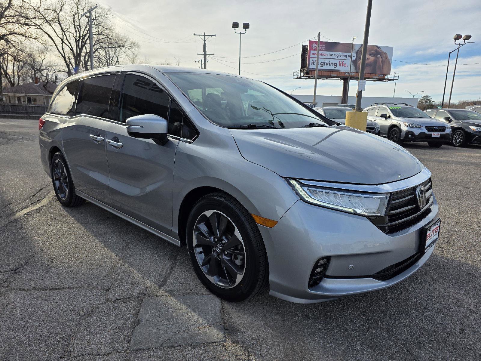 Used 2023 Honda Odyssey Elite image 3